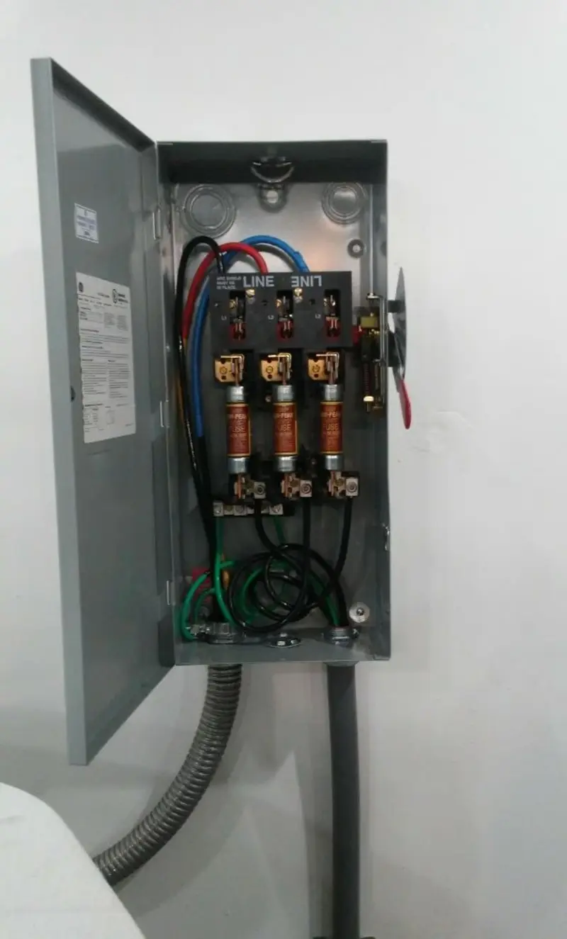 Three-phase disconnect switch installed for Smoke Detector Installation in Castle Hills
